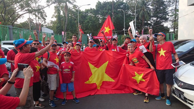 CĐV Việt Nam tới sân Patriot, hứng khởi tiếp lửa Olympic Việt Nam - ảnh 9