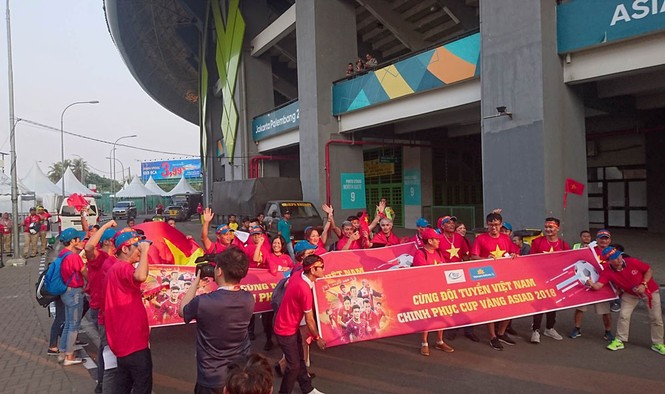 CĐV Việt Nam tới sân Patriot, hứng khởi tiếp lửa Olympic Việt Nam - ảnh 8