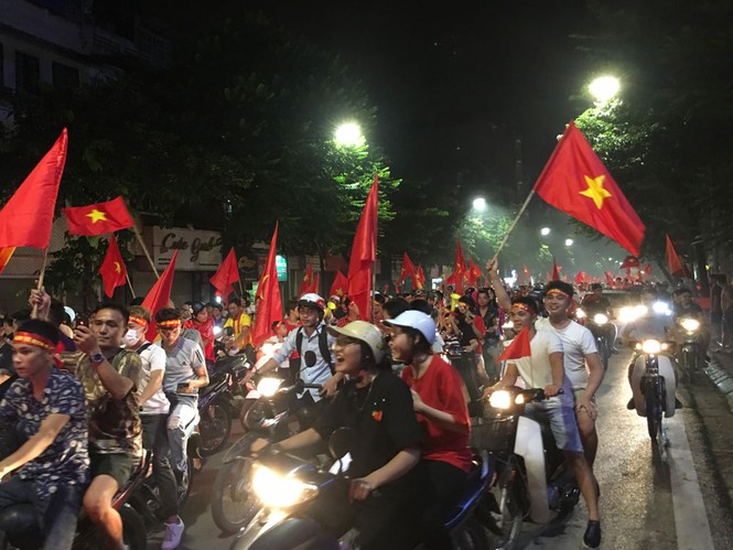 CĐV xuống đường ăn mừng chiến tích của Olympic Việt Nam - ảnh 29