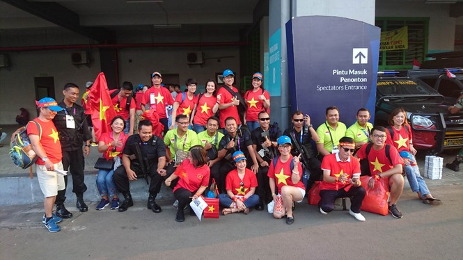 CĐV Việt Nam tới sân Patriot, hứng khởi tiếp lửa Olympic Việt Nam - ảnh 4