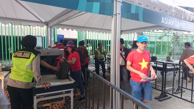 CĐV Việt Nam tới sân Patriot, hứng khởi tiếp lửa Olympic Việt Nam - ảnh 7