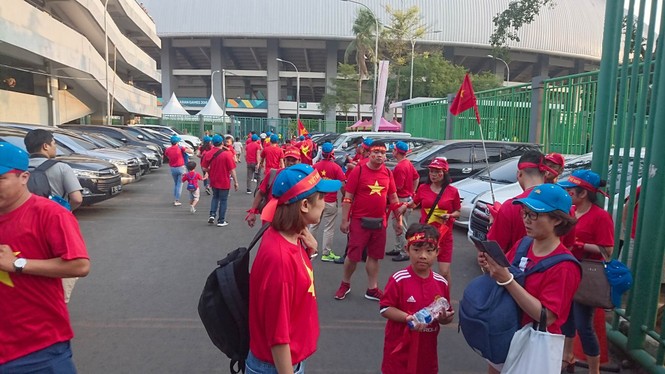 CĐV Việt Nam tới sân Patriot, hứng khởi tiếp lửa Olympic Việt Nam - ảnh 5