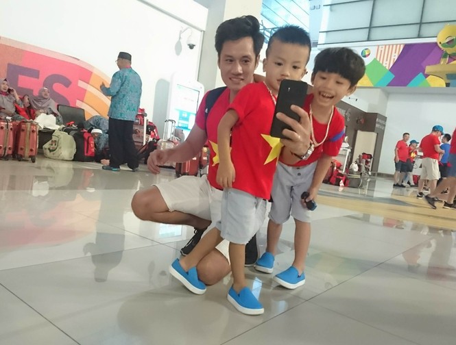 CĐV Việt Nam tới sân Patriot, hứng khởi tiếp lửa Olympic Việt Nam - ảnh 3