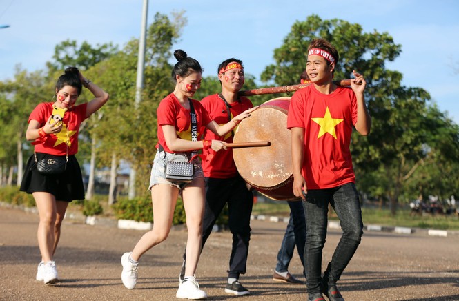 Những bóng hồng xinh đẹp 'tiếp lửa' cho tuyển Việt Nam - ảnh 1