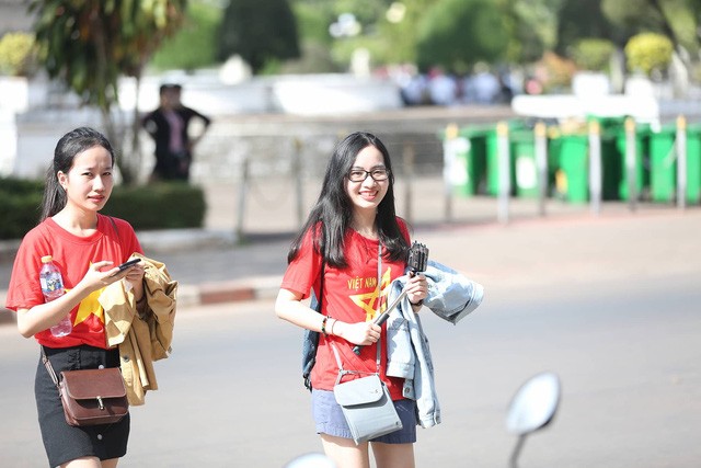 Những bóng hồng xinh đẹp 'tiếp lửa' cho tuyển Việt Nam - ảnh 2