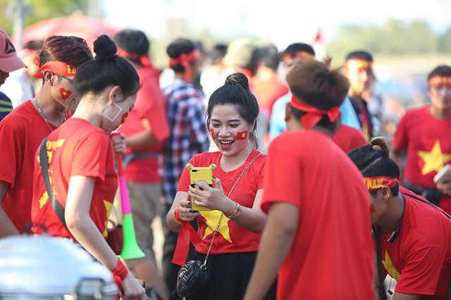 Những bóng hồng xinh đẹp 'tiếp lửa' cho tuyển Việt Nam - ảnh 5