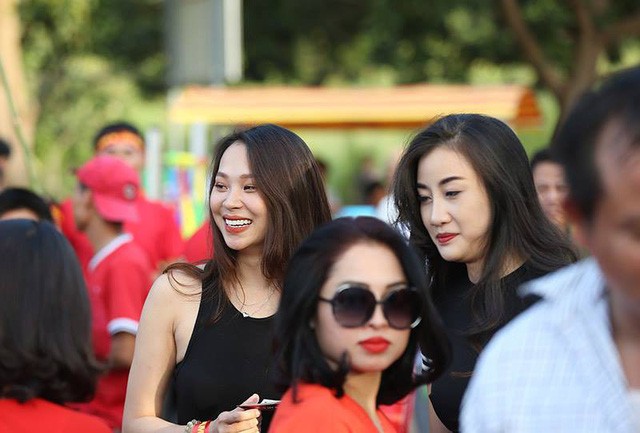 Những bóng hồng xinh đẹp 'tiếp lửa' cho tuyển Việt Nam - ảnh 4