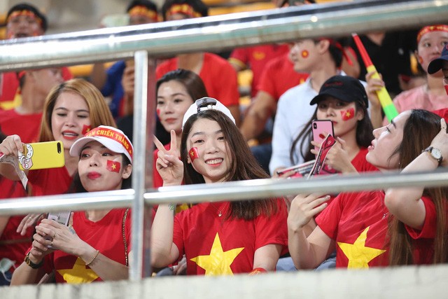 Những bóng hồng xinh đẹp 'tiếp lửa' cho tuyển Việt Nam - ảnh 7