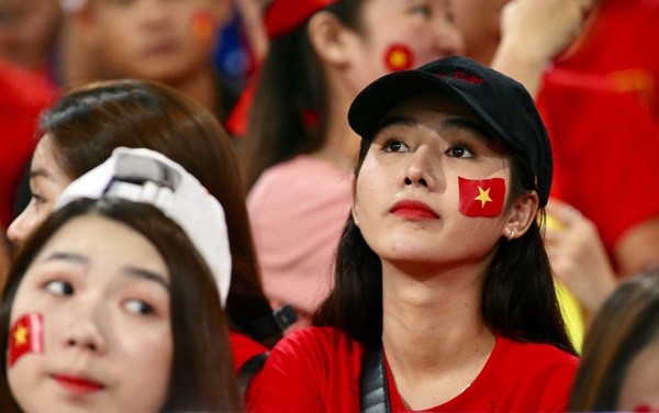 Những bóng hồng xinh đẹp 'tiếp lửa' cho tuyển Việt Nam - ảnh 9