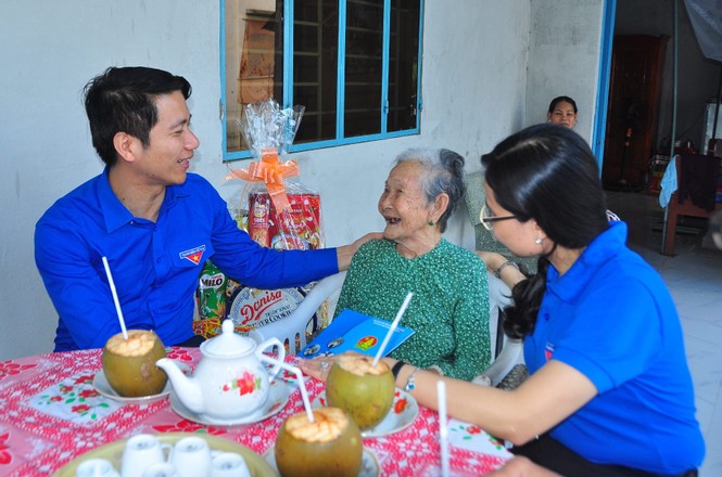 Anh Nguyễn Ngọc Lương trò chuyện cùng Mẹ Việt Nam anh hùng Võ Thị Nương