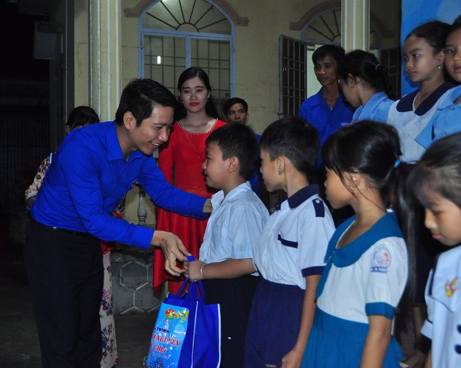 Anh Nguyễn Ngọc Lương tặng quà cho thiếu nhi