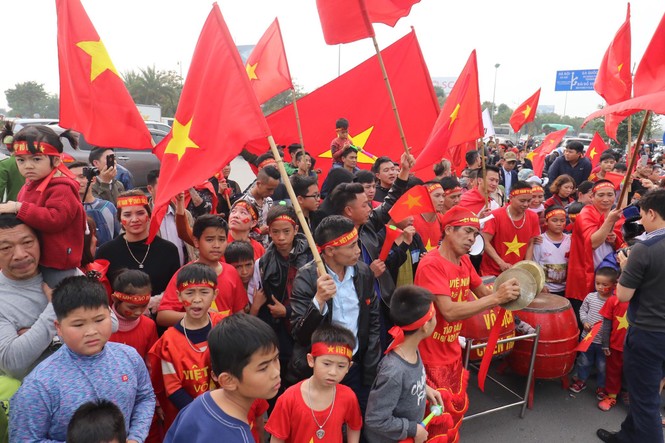 Đội cổ động viên tới từ thôn Thán Phù, xã Mai Đình, huyện Sóc Sơn, Hà Nội mang trống, kèn tới sân bay để đón đội tuyển.