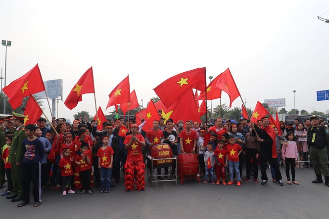Không khí cổ động viên đón đội tuyển Việt Nam sau Asian Cup 2019 - ảnh 4