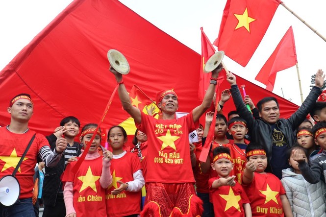 Chiều nay (26/2), hàng trăm CĐV đã tới sân bay Nội Bài để chờ đón đội tuyển Việt Nam trở về từ Asian Cup 2019