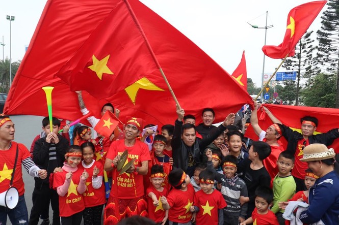 Các CĐV tạo ra một bầu không khí rộn ràng, náo nhiệt ở sân bay Nội Bài