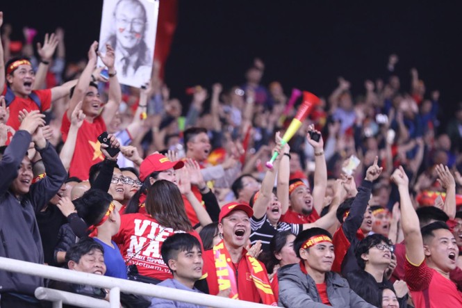 CĐV vỡ oà sau khi U23 Việt Nam đè bẹp Thái Lan, đoạt vé VCK U23 châu Á - ảnh 30