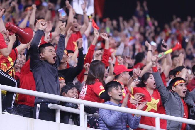 CĐV vỡ oà sau khi U23 Việt Nam đè bẹp Thái Lan, đoạt vé VCK U23 châu Á - ảnh 31