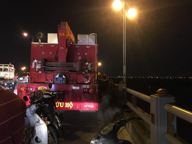 Hiện trường vụ xe container tông hàng loạt xe máy trên cầu Thanh Trì - ảnh 7