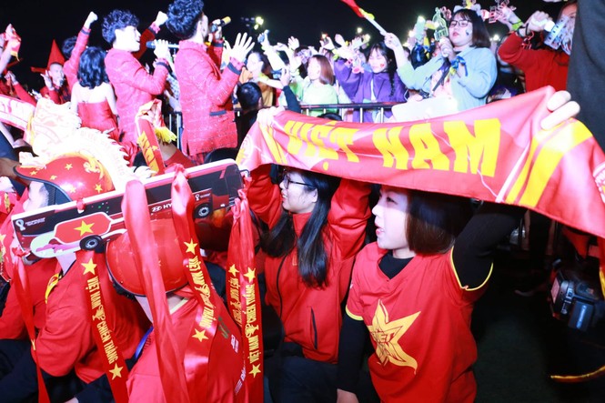 Triệu cổ động viên hò reo ăn mừng U22 Việt Nam vô địch SEA Games 30 - ảnh 50