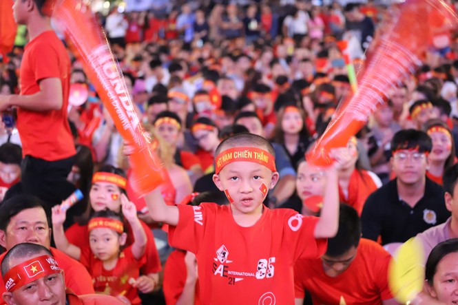 Triệu cổ động viên hò reo ăn mừng U22 Việt Nam vô địch SEA Games 30 - ảnh 30