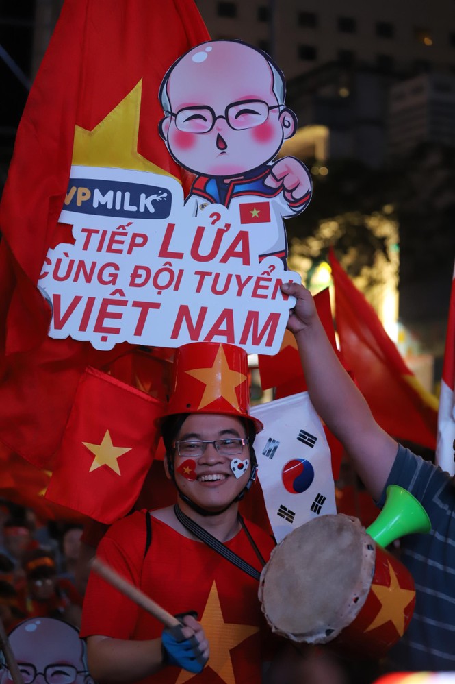 Triệu cổ động viên hò reo ăn mừng U22 Việt Nam vô địch SEA Games 30 - ảnh 32