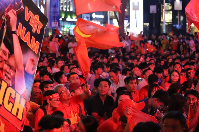 Triệu cổ động viên hò reo ăn mừng U22 Việt Nam vô địch SEA Games 30 - ảnh 31