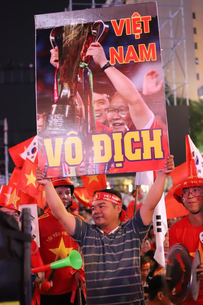 Triệu cổ động viên hò reo ăn mừng U22 Việt Nam vô địch SEA Games 30 - ảnh 33
