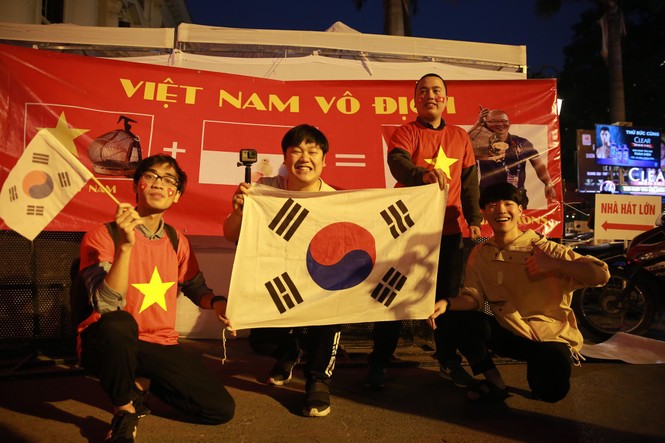 Triệu cổ động viên hò reo ăn mừng U22 Việt Nam vô địch SEA Games 30 - ảnh 57
