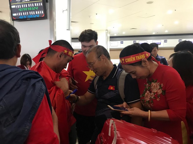 Các nhà vô địch SEA Games về đến Hà Nội - ảnh 68