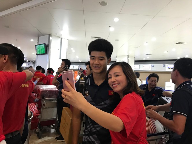 Các nhà vô địch SEA Games về đến Hà Nội - ảnh 69