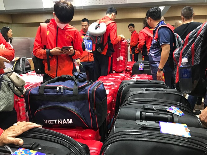 Các nhà vô địch SEA Games về đến Hà Nội - ảnh 63