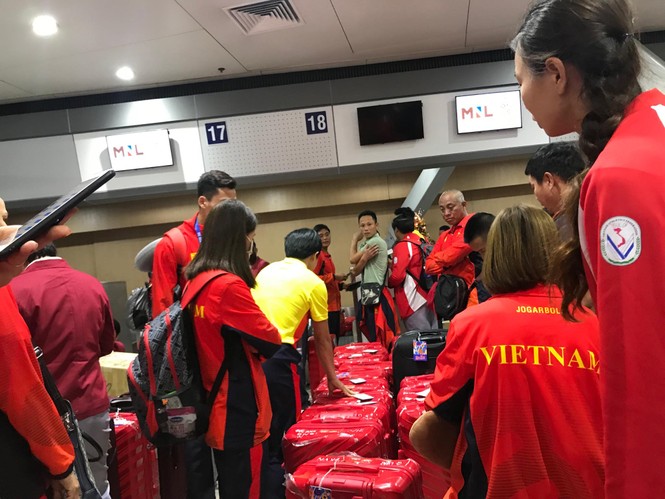 Các nhà vô địch SEA Games về đến Hà Nội - ảnh 64