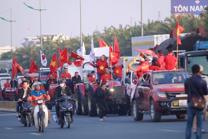 Các nhà vô địch SEA Games về đến Hà Nội - ảnh 28