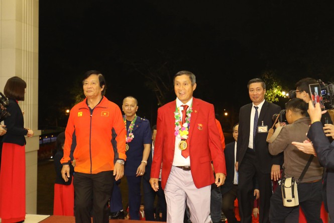 Các nhà vô địch SEA Games về đến Hà Nội - ảnh 1