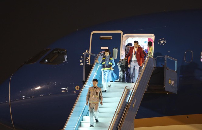Các nhà vô địch SEA Games về đến Hà Nội - ảnh 11