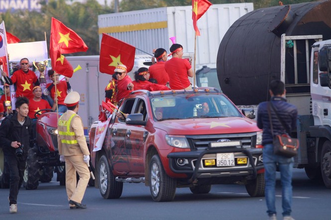 Các nhà vô địch SEA Games về đến Hà Nội - ảnh 29