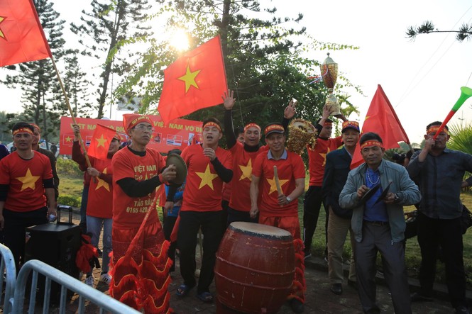 Các nhà vô địch SEA Games về đến Hà Nội - ảnh 46