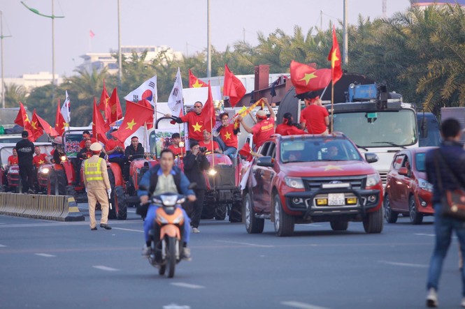Các nhà vô địch SEA Games về đến Hà Nội - ảnh 30