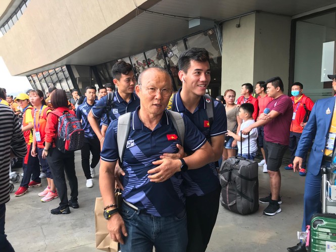 Các nhà vô địch SEA Games về đến Hà Nội - ảnh 74
