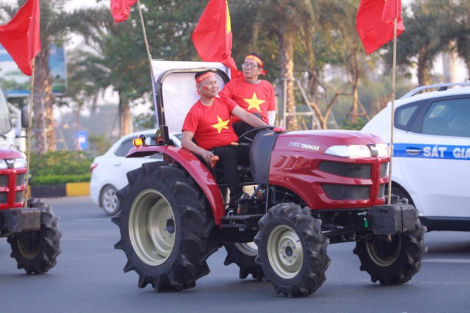 Các nhà vô địch SEA Games về đến Hà Nội - ảnh 31