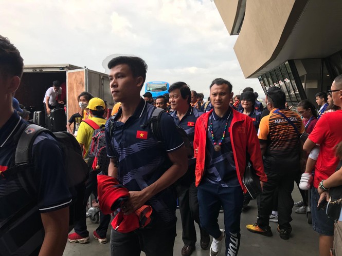 Các nhà vô địch SEA Games về đến Hà Nội - ảnh 76