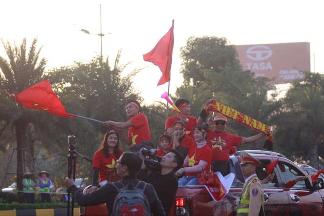 Các nhà vô địch SEA Games về đến Hà Nội - ảnh 32