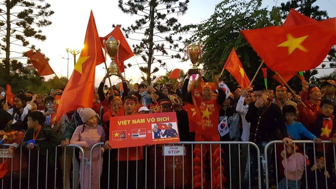 Các nhà vô địch SEA Games về đến Hà Nội - ảnh 21