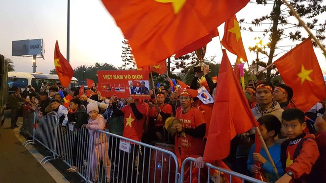 Các nhà vô địch SEA Games về đến Hà Nội - ảnh 22