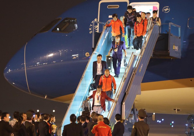 Các nhà vô địch SEA Games về đến Hà Nội - ảnh 12
