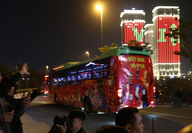 Các nhà vô địch SEA Games về đến Hà Nội - ảnh 3