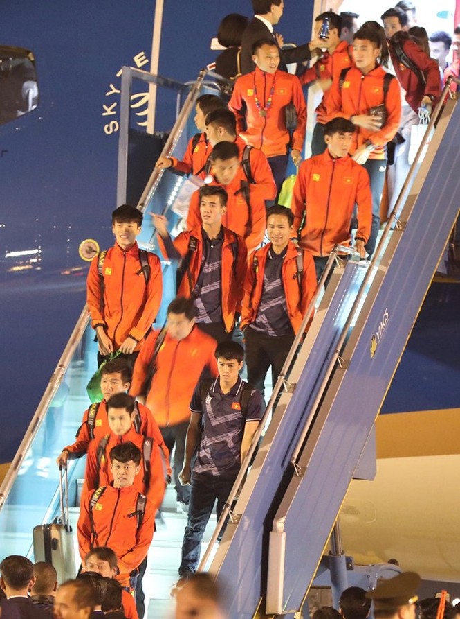 Các nhà vô địch SEA Games về đến Hà Nội - ảnh 13