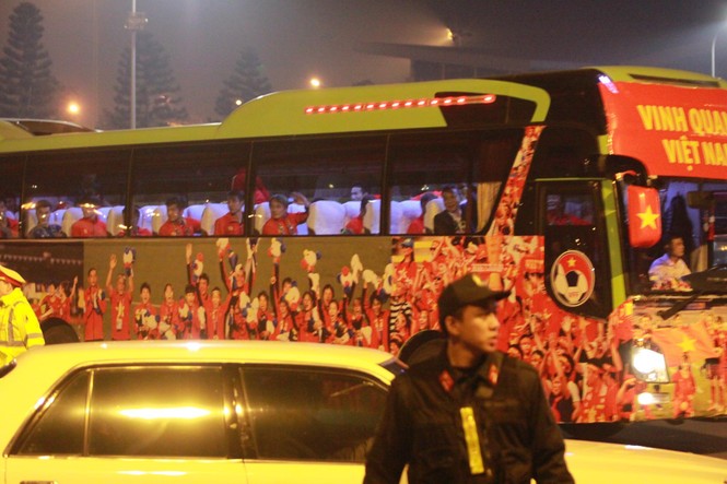 Các nhà vô địch SEA Games về đến Hà Nội - ảnh 9