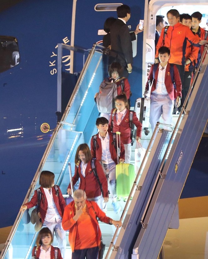 Các nhà vô địch SEA Games về đến Hà Nội - ảnh 14