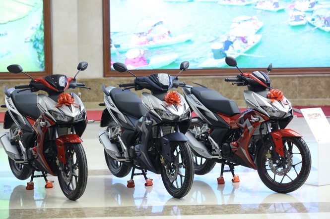 Các nhà vô địch SEA Games về đến Hà Nội - ảnh 6